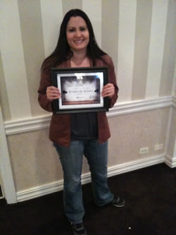 Merav Knafo holding her award